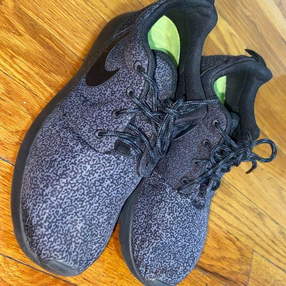 NIKE ROSHE Gray Print Sneakers - Picture 9 of 16